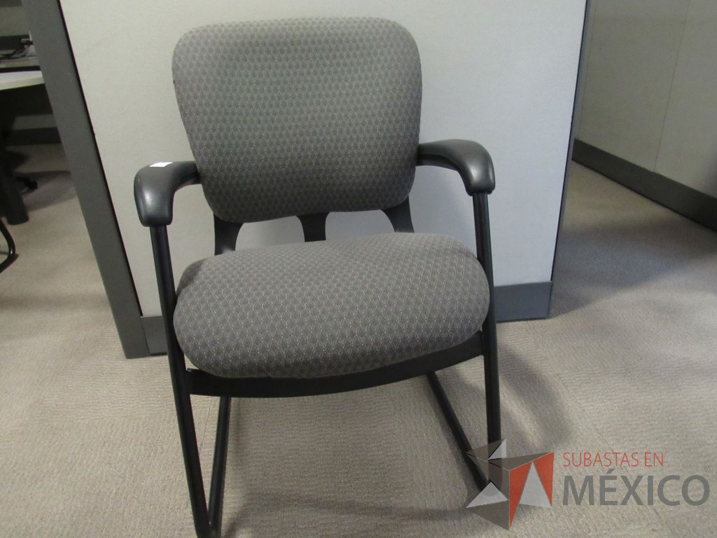 Lote 044 - 48 Sillas tipo trineo con asiento y respaldo en tela color gris