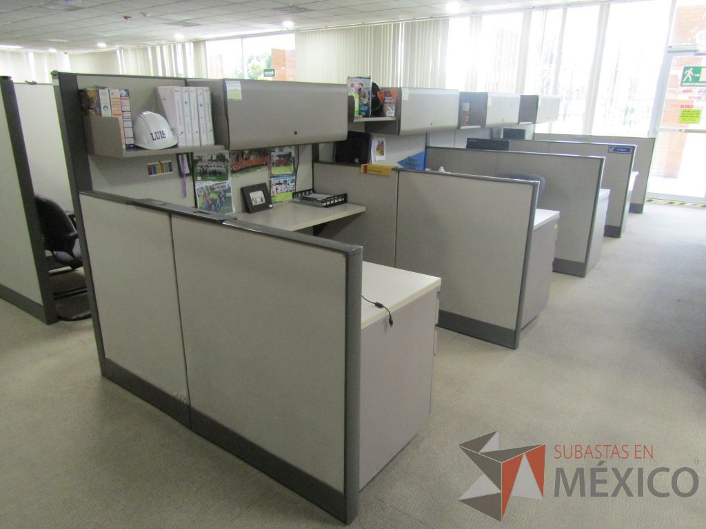 Lote 019 - Estación de trabajo para 4 personas con mampara alta con 4 gavetas - Imagen 5