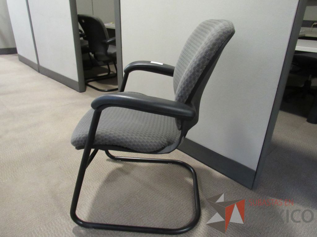Lote 044 - 48 Sillas tipo trineo con asiento y respaldo en tela color gris - Imagen 2
