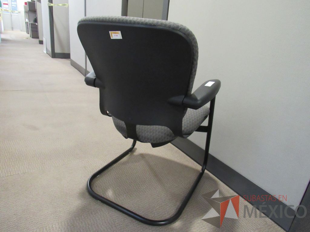 Lote 036 - 50 Sillas de visita tipo trineo con asiento y respaldo en tela color gris - Imagen 3