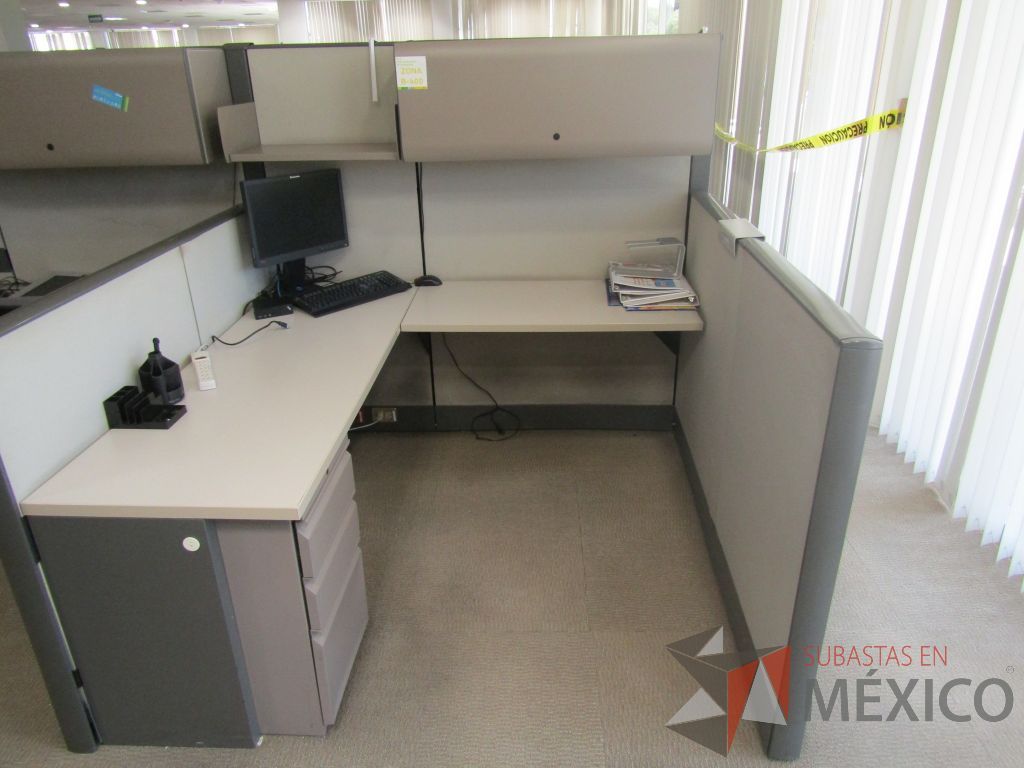 Lote 019 - Estación de trabajo para 4 personas con mampara alta con 4 gavetas - Imagen 7