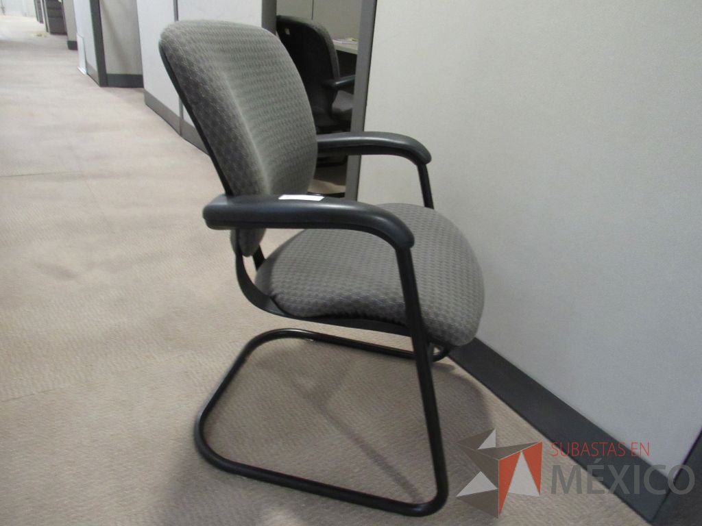 Lote 044 - 48 Sillas tipo trineo con asiento y respaldo en tela color gris - Imagen 4