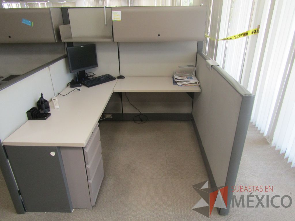 Lote 019 - Estación de trabajo para 4 personas con mampara alta con 4 gavetas - Imagen 8