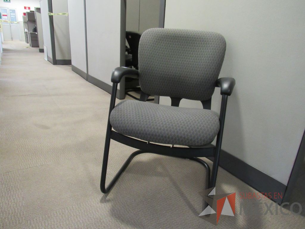 Lote 036 - 50 Sillas de visita tipo trineo con asiento y respaldo en tela color gris - Imagen 5