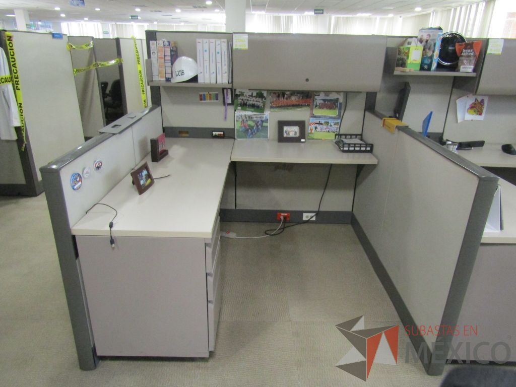 Lote 019 - Estación de trabajo para 4 personas con mampara alta con 4 gavetas - Imagen 10
