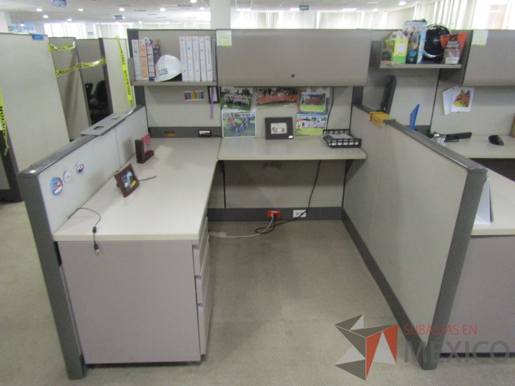 Lote 019 - Estación de trabajo para 4 personas con mampara alta con 4 gavetas - Imagen 9