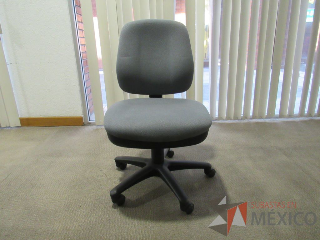 Lote 038 - 2 Sillas secretariales con ruedas sin descansabrazos en asiento y respaldo en tela gris