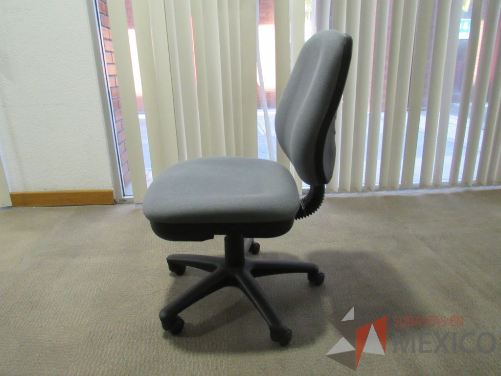 Lote 038 - 2 Sillas secretariales con ruedas sin descansabrazos en asiento y respaldo en tela gris - Imagen 2