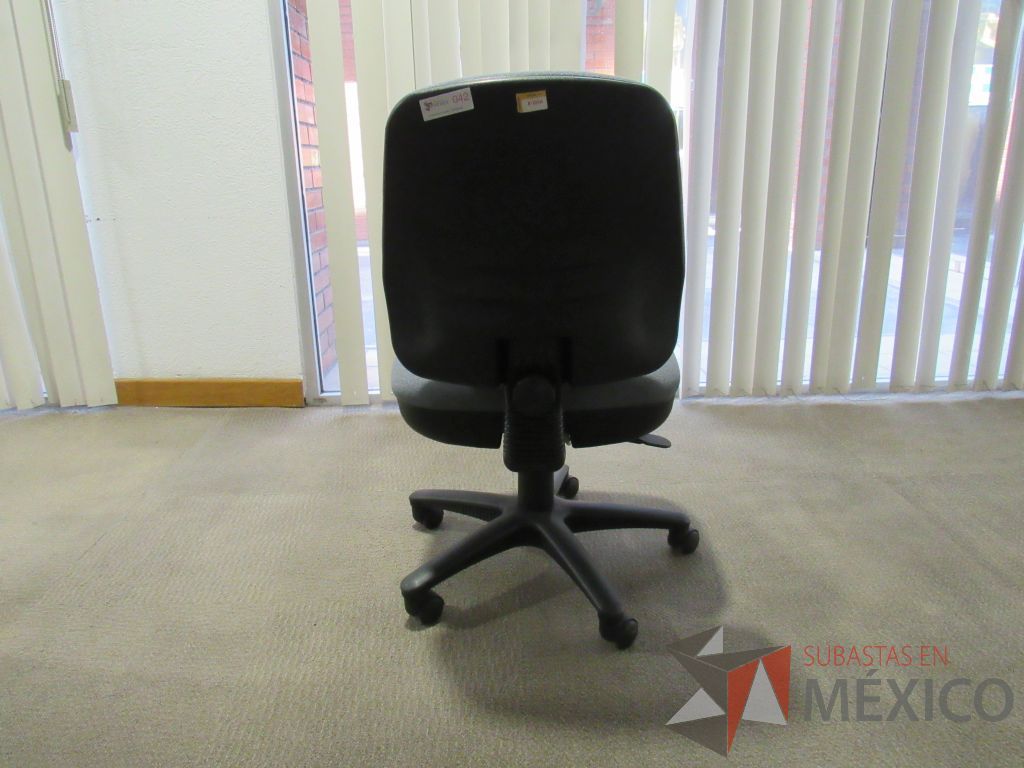 Lote 038 - 2 Sillas secretariales con ruedas sin descansabrazos en asiento y respaldo en tela gris - Imagen 3