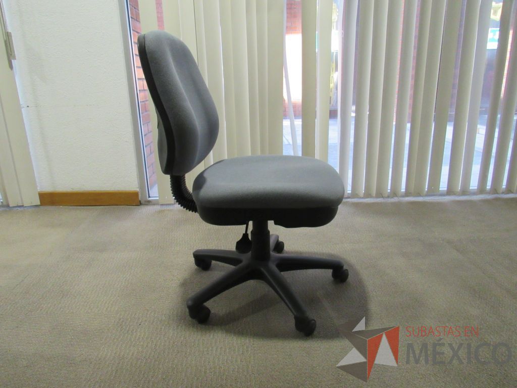 Lote 038 - 2 Sillas secretariales con ruedas sin descansabrazos en asiento y respaldo en tela gris - Imagen 4