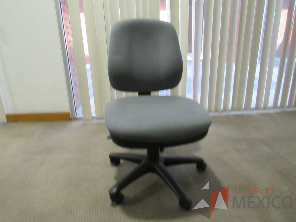 Lote 046 - Silla secretarial con ruedas sin descansabrazos en asiento y respaldo en tela gris - Imagen 5