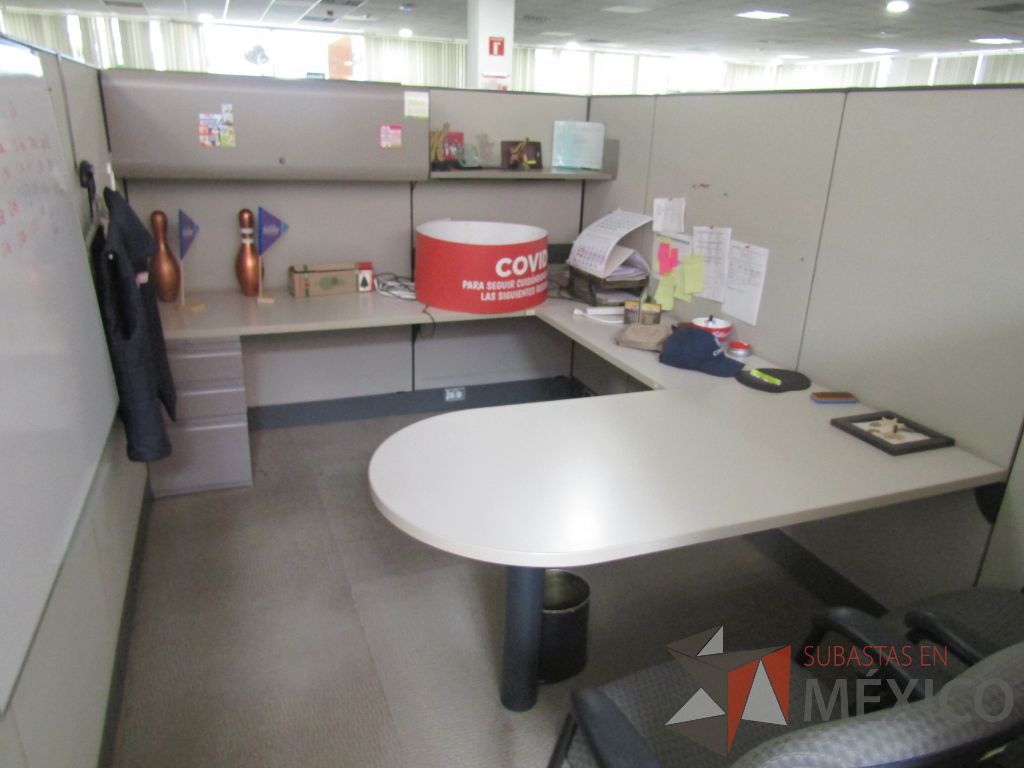 Lote 022 - Estación de trabajo para 16 personas de mampara alta con 16 gavetas - Imagen 15