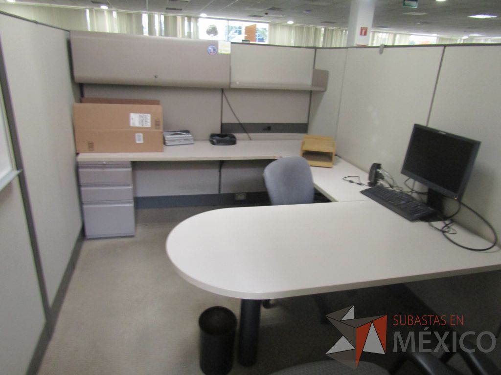 Lote 022 - Estación de trabajo para 16 personas de mampara alta con 16 gavetas - Imagen 16