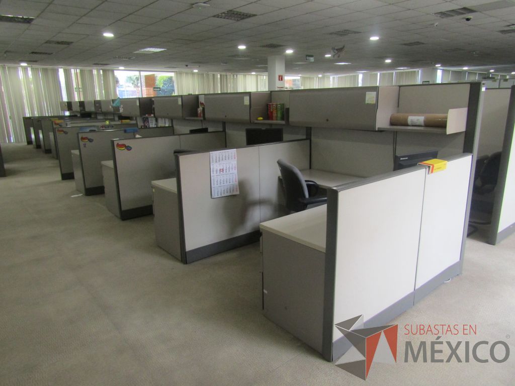Lote 023 - Estación de trabajo para 4 personas de mampara alta con 4 gavetas - Imagen 3