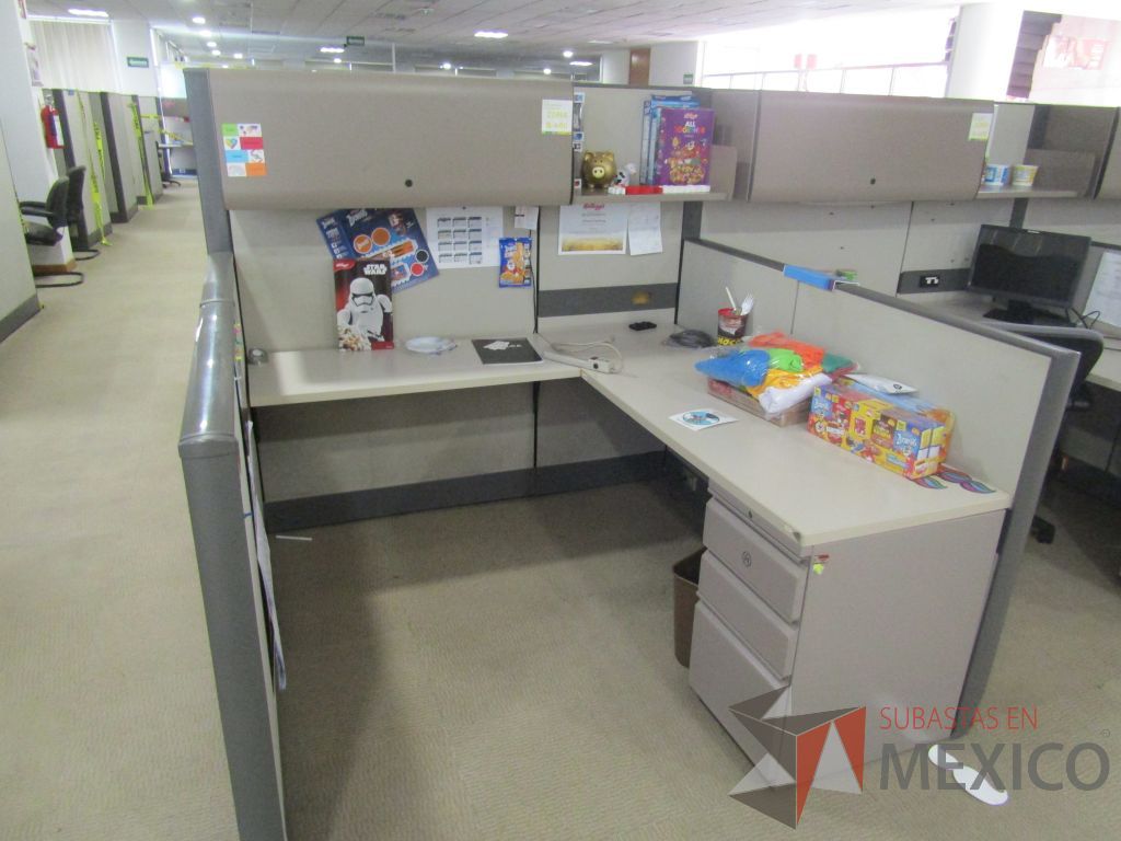 Lote 023 - Estación de trabajo para 4 personas de mampara alta con 4 gavetas - Imagen 4