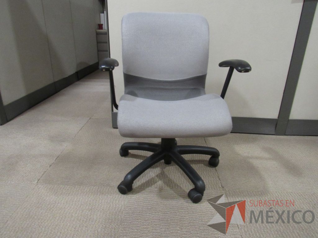 Lote 045 - 3 Sillas operativas con ruedas, asiento y respaldo en tela gris claro