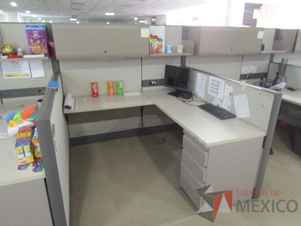 Lote 023 - Estación de trabajo para 4 personas de mampara alta con 4 gavetas - Imagen 5