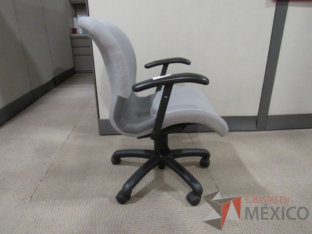 Lote 045 - 3 Sillas operativas con ruedas, asiento y respaldo en tela gris claro - Imagen 2