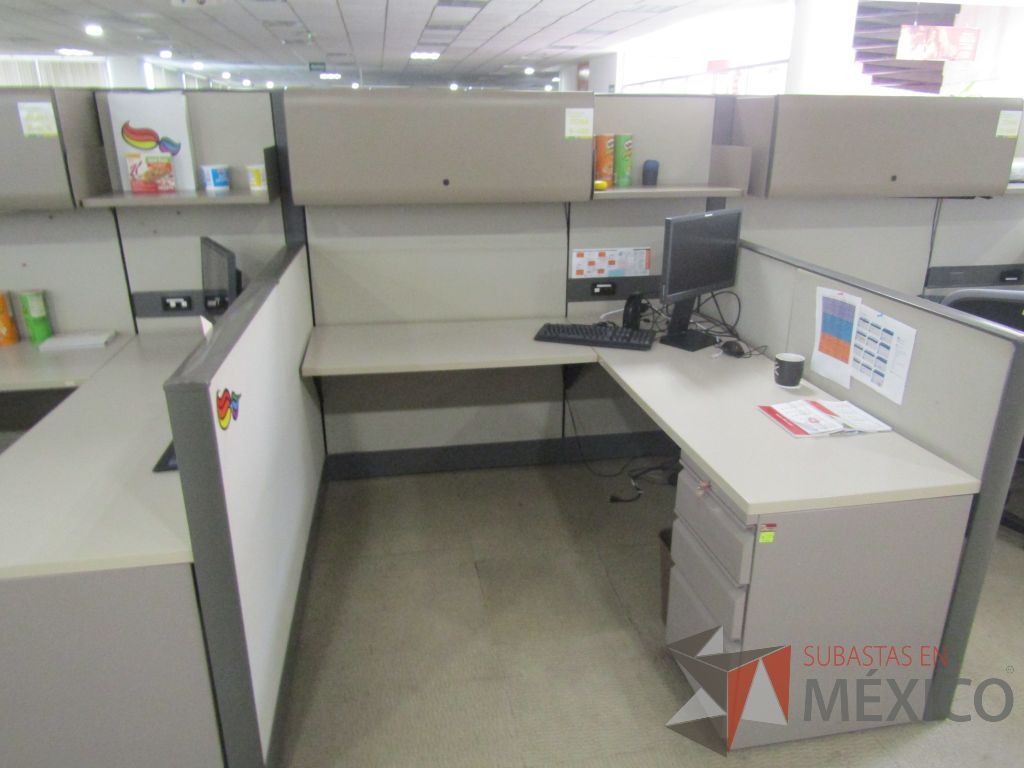 Lote 023 - Estación de trabajo para 4 personas de mampara alta con 4 gavetas - Imagen 6