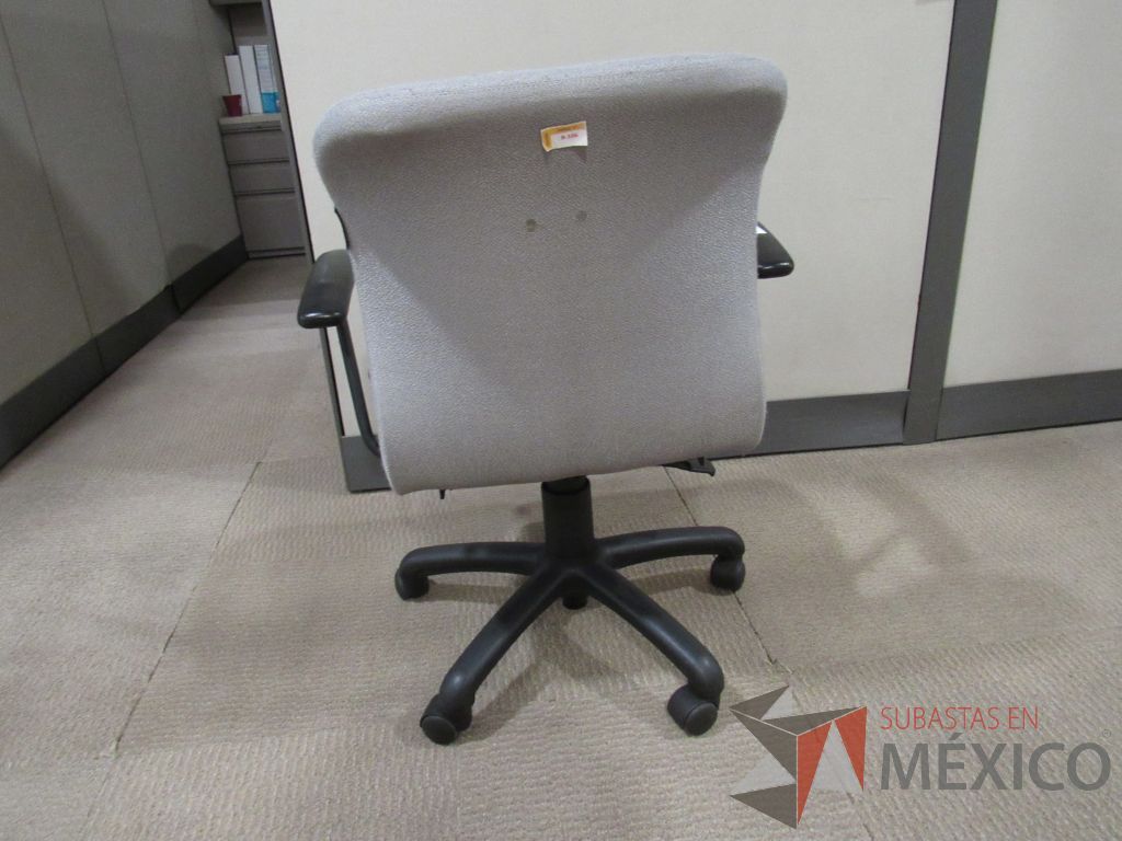 Lote 045 - 3 Sillas operativas con ruedas, asiento y respaldo en tela gris claro - Imagen 3