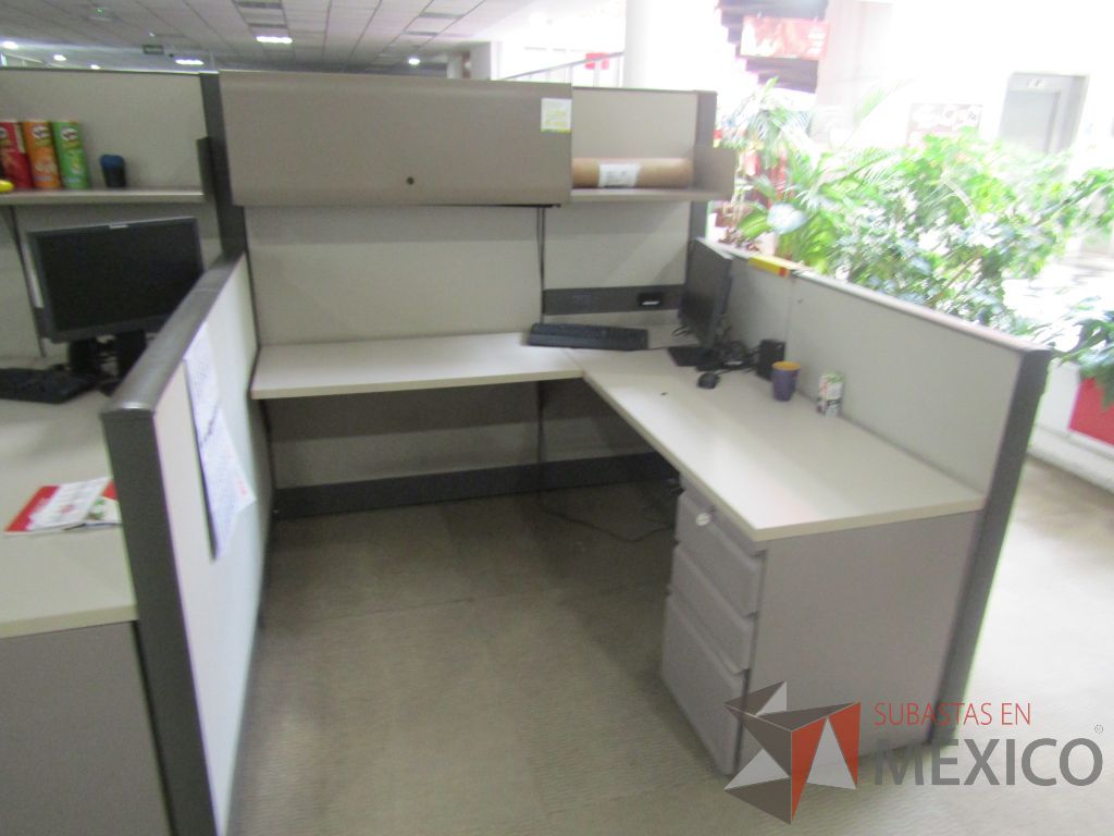 Lote 023 - Estación de trabajo para 4 personas de mampara alta con 4 gavetas - Imagen 7