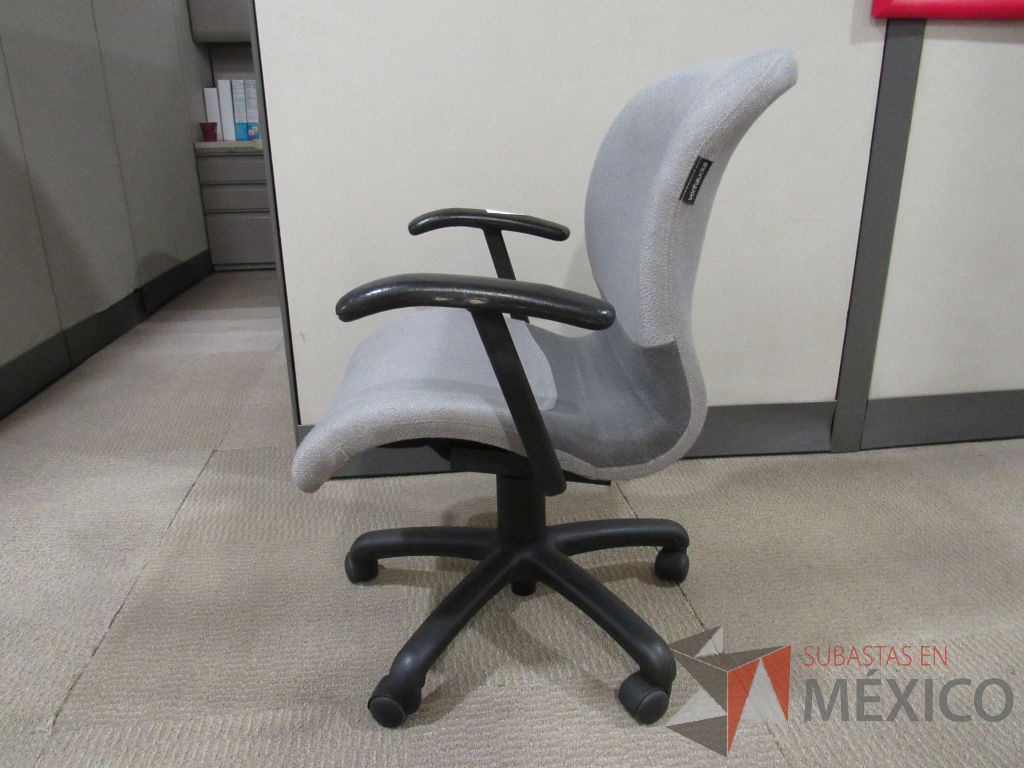 Lote 045 - 3 Sillas operativas con ruedas, asiento y respaldo en tela gris claro - Imagen 4