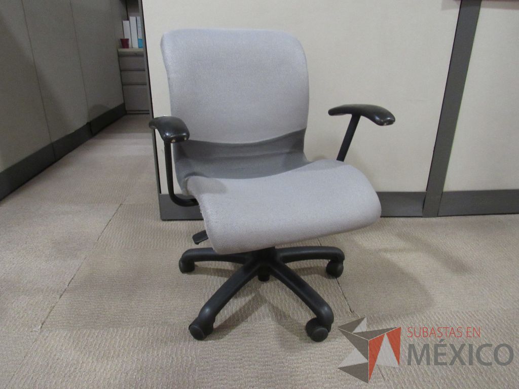 Lote 045 - 3 Sillas operativas con ruedas, asiento y respaldo en tela gris claro - Imagen 5