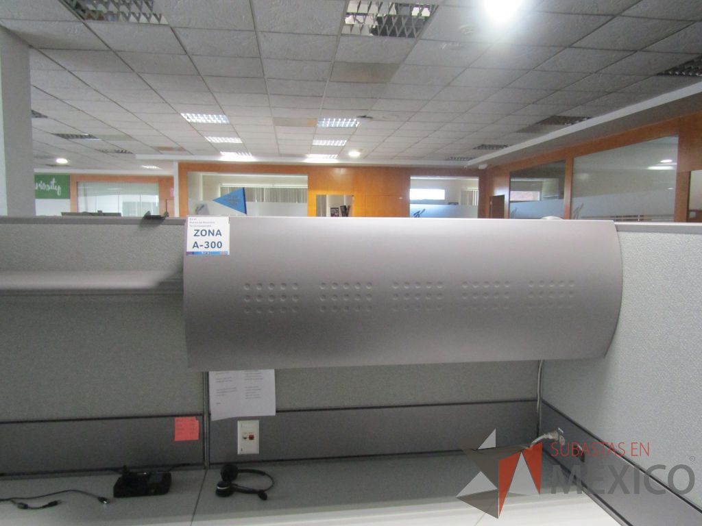 Lote 023 - Estación de trabajo para 4 personas de mampara alta con 4 gavetas - Imagen 18