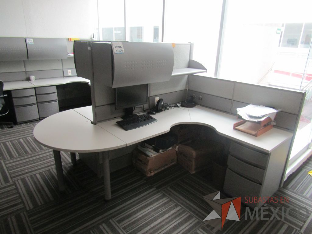 Lote 025 - Estación de trabajo para 4 personas con mampara alta con 4 gavetas - Imagen 3