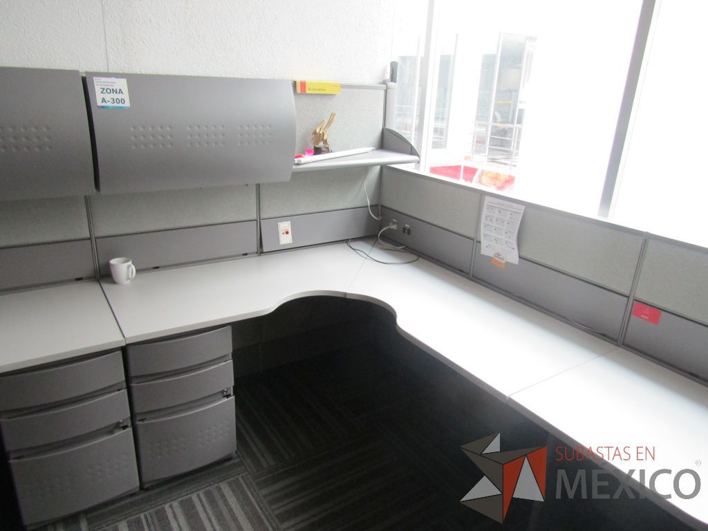 Lote 025 - Estación de trabajo para 4 personas con mampara alta con 4 gavetas - Imagen 4