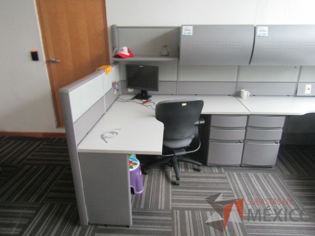 Lote 025 - Estación de trabajo para 4 personas con mampara alta con 4 gavetas - Imagen 5