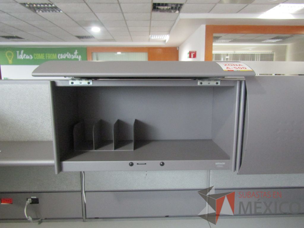 Lote 026 - Estación de trabajo para 22 personas con mampara alta con 22 gavetas - Imagen 18