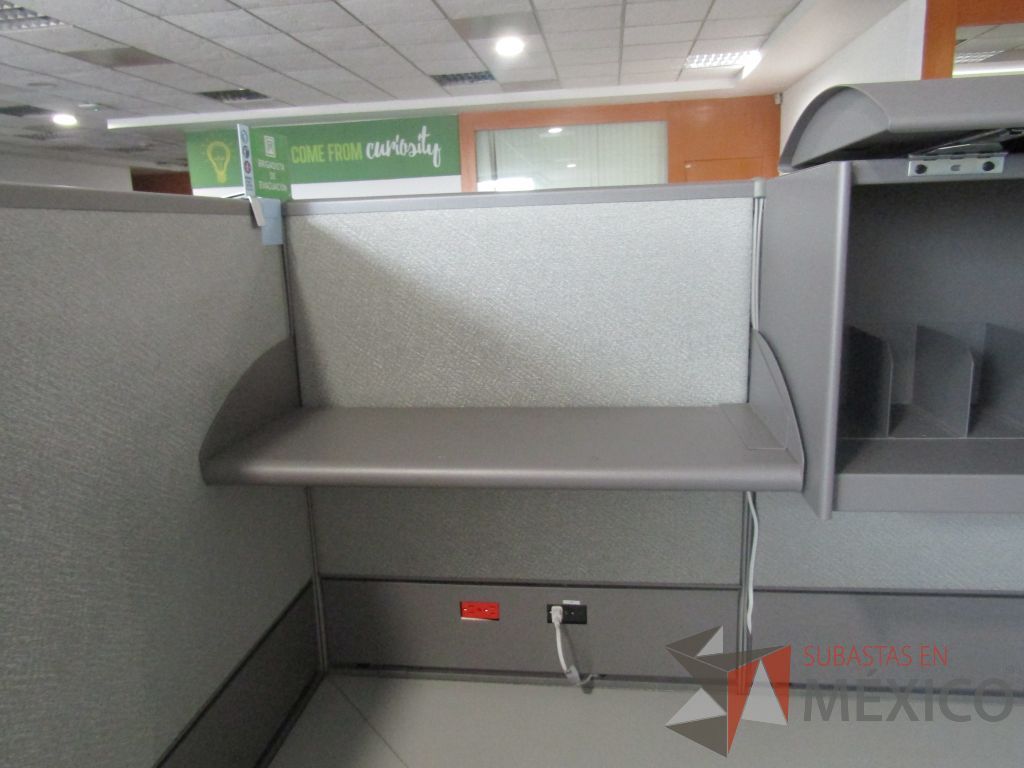 Lote 026 - Estación de trabajo para 22 personas con mampara alta con 22 gavetas - Imagen 19