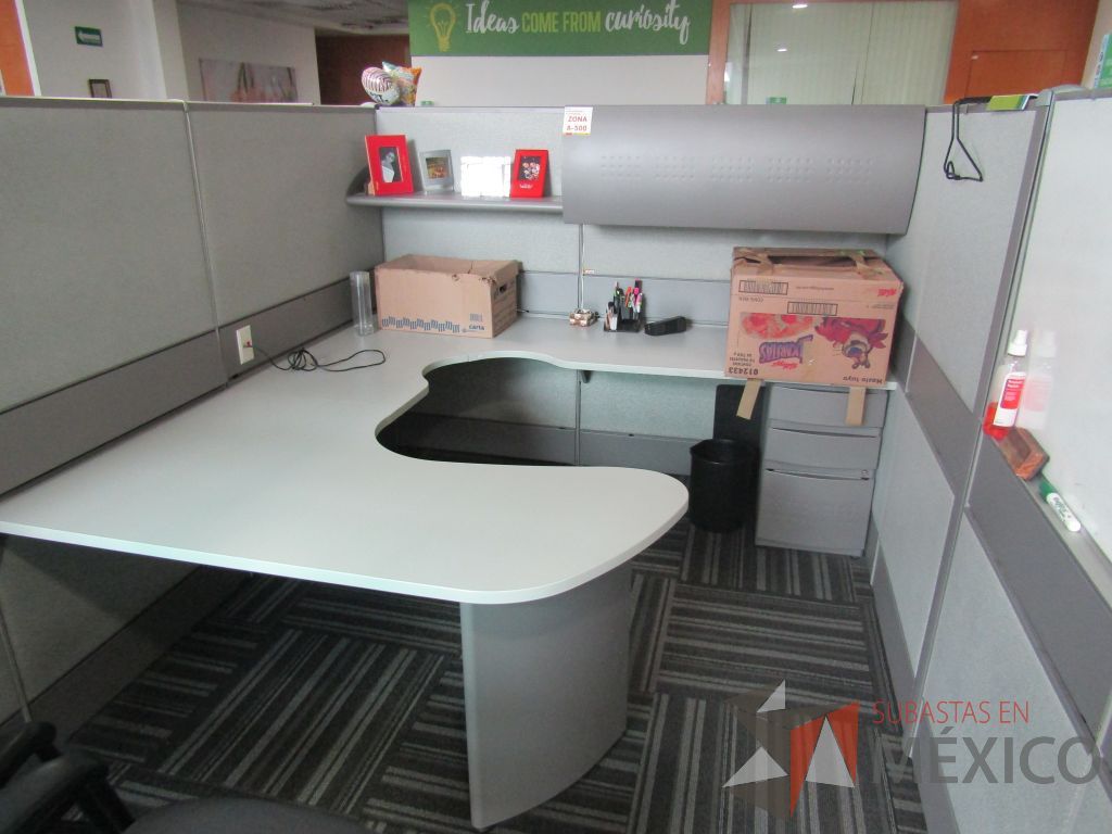 Lote 026 - Estación de trabajo para 22 personas con mampara alta con 22 gavetas - Imagen 20