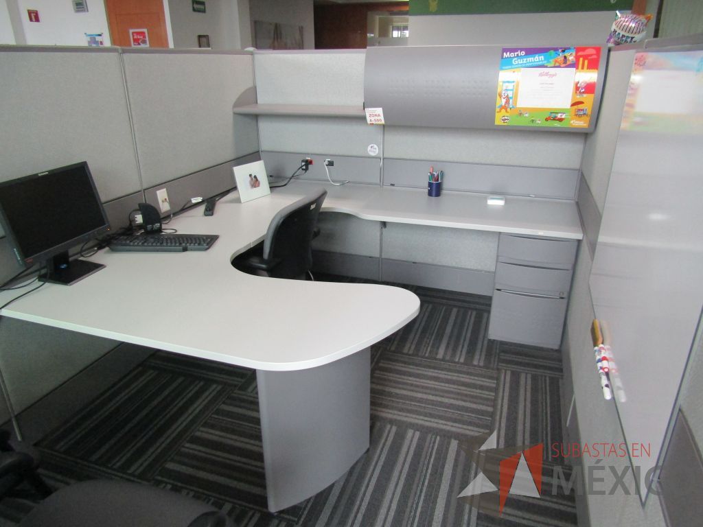 Lote 026 - Estación de trabajo para 22 personas con mampara alta con 22 gavetas - Imagen 21