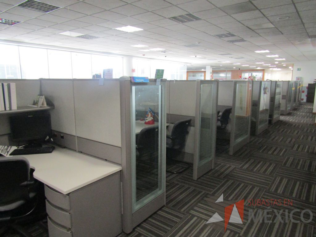 Lote 026 - Estación de trabajo para 22 personas con mampara alta con 22 gavetas - Imagen 25