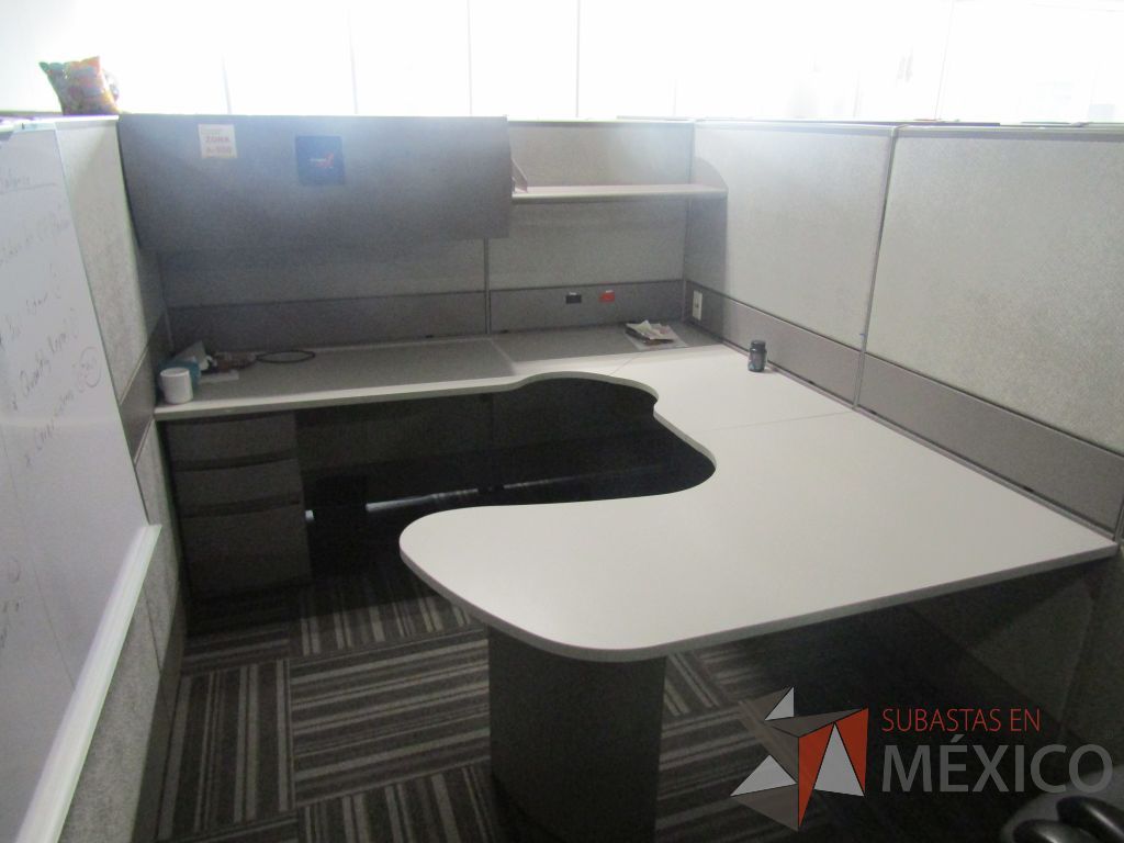 Lote 026 - Estación de trabajo para 22 personas con mampara alta con 22 gavetas - Imagen 27