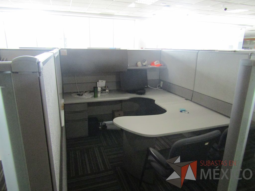 Lote 026 - Estación de trabajo para 22 personas con mampara alta con 22 gavetas - Imagen 28