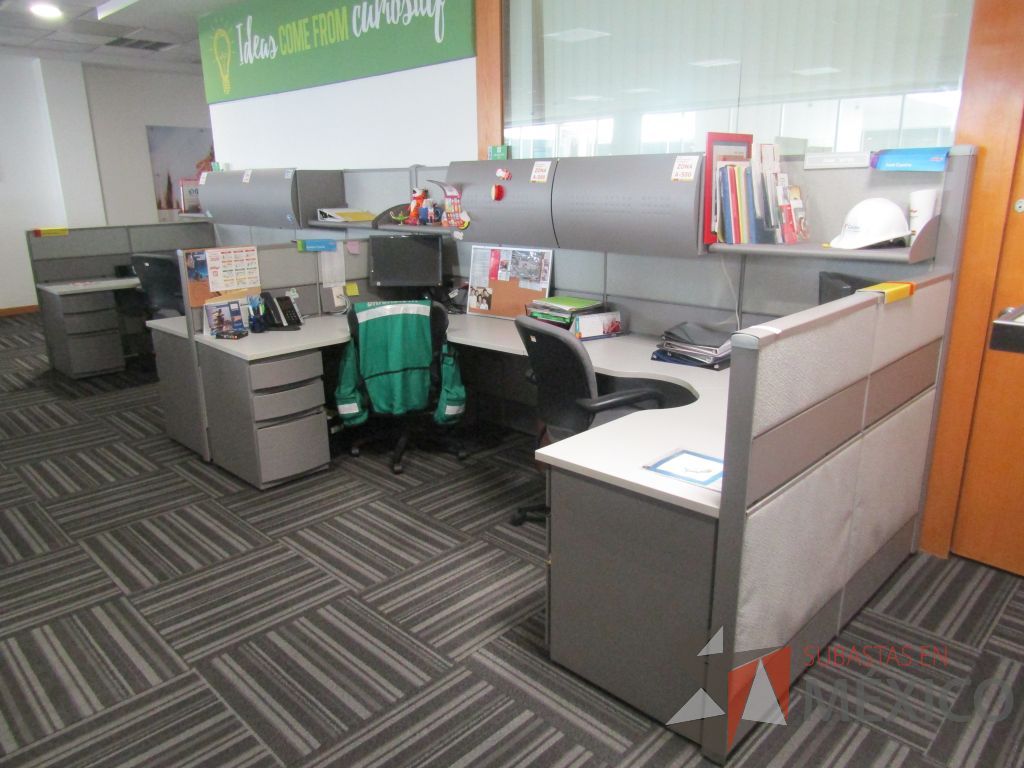 Lote 026 - Estación de trabajo para 22 personas con mampara alta con 22 gavetas - Imagen 29