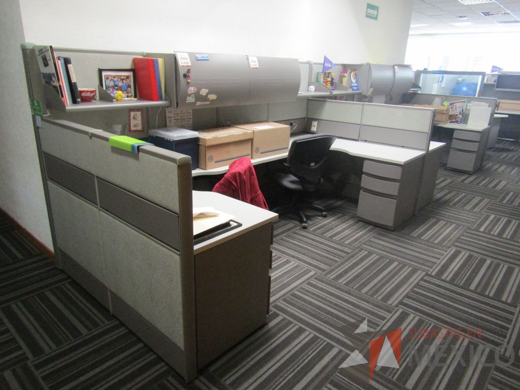 Lote 014 - Estación de trabajo para 4 personas con mampara alta con 4 gavetas - Imagen 5