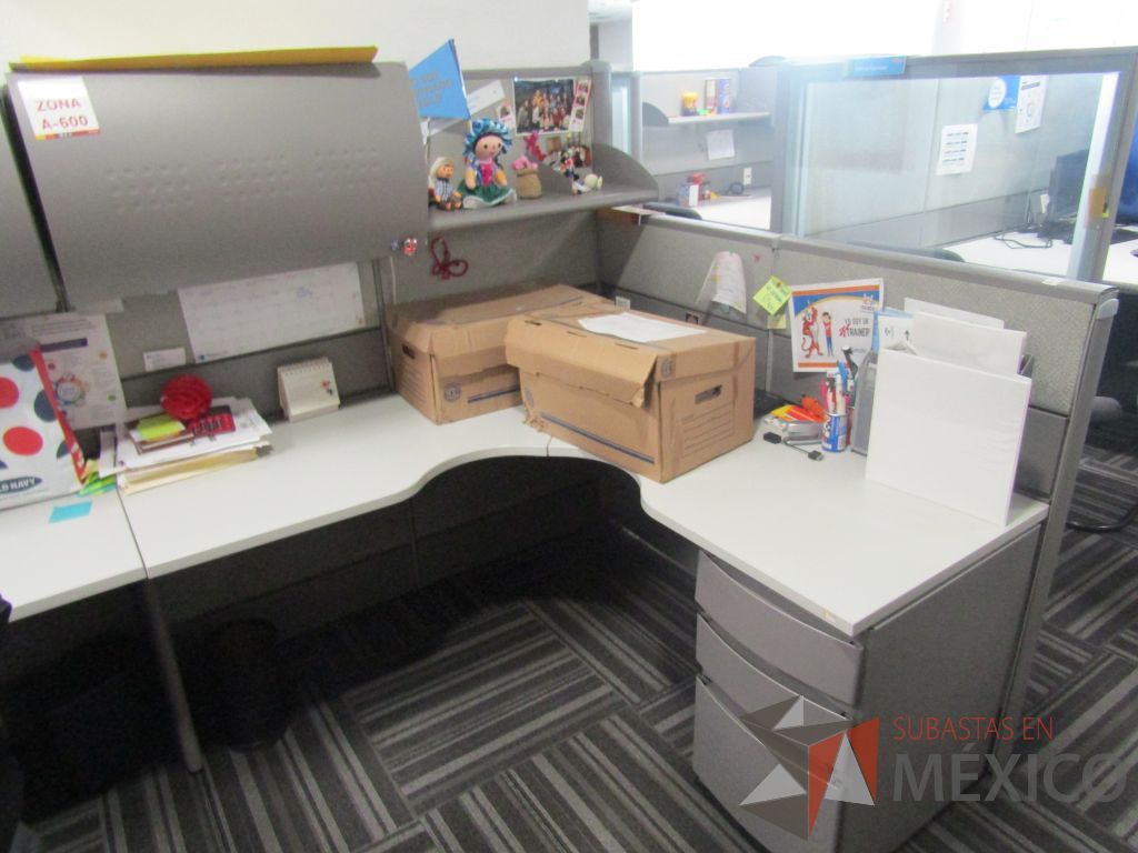 Lote 014 - Estación de trabajo para 4 personas con mampara alta con 4 gavetas - Imagen 9