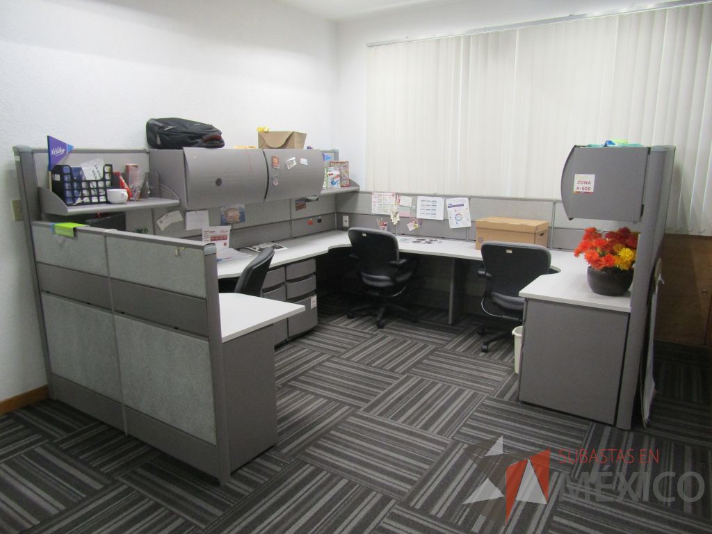 Lote 031 - Estación de trabajo para 3 personas con mampara alta con 3 gavetas - Imagen 4