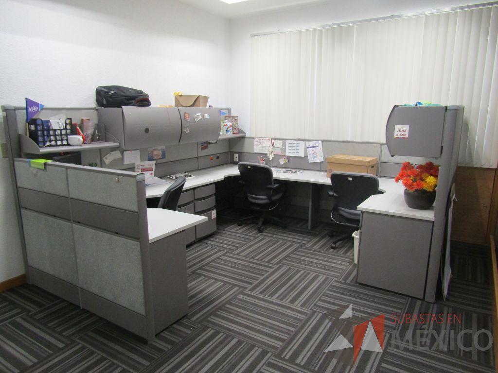 Lote 031 - Estación de trabajo para 3 personas con mampara alta con 3 gavetas - Imagen 7