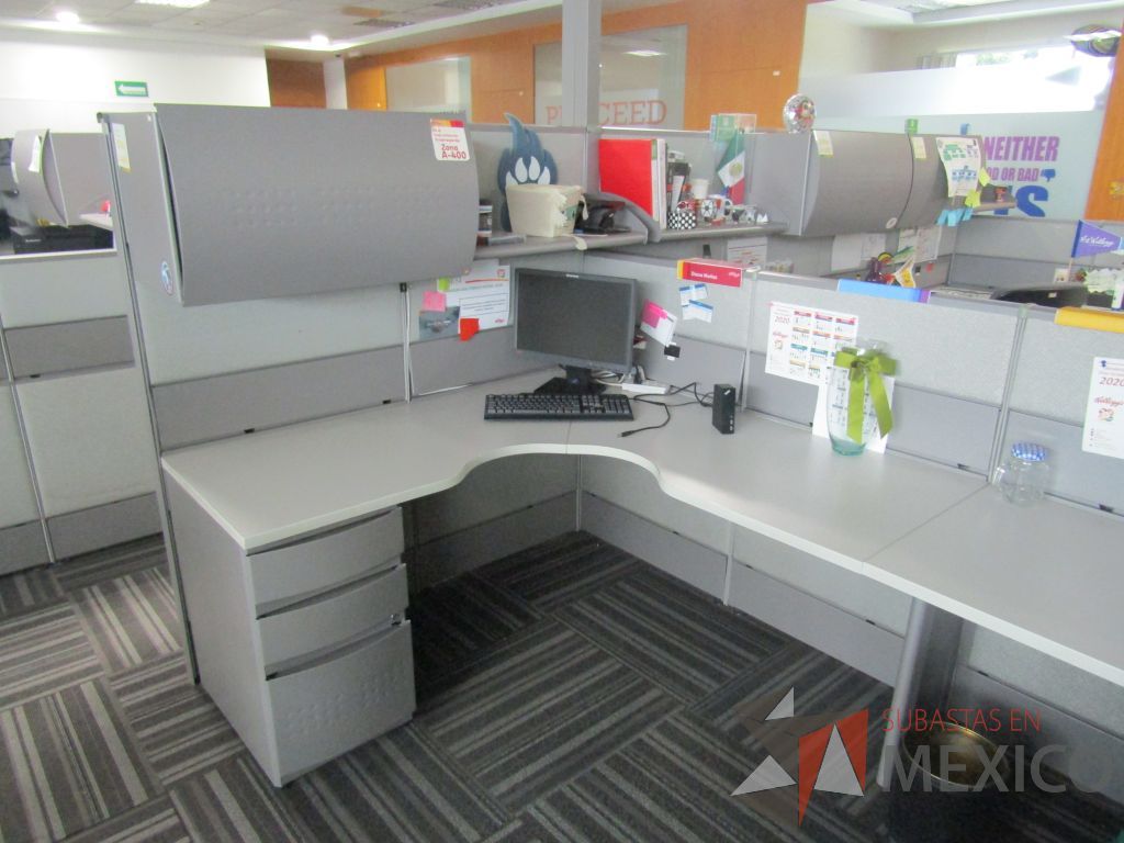 Lote 032 - Estación de trabajo para 20 personas con mampara alta con 20 gavetas - Imagen 7