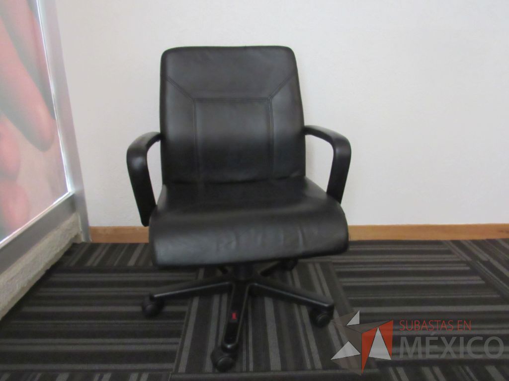 Lote 050 - Silla operativa con ruedas, descansabrazos, asiento y respaldo tipo piel color negro