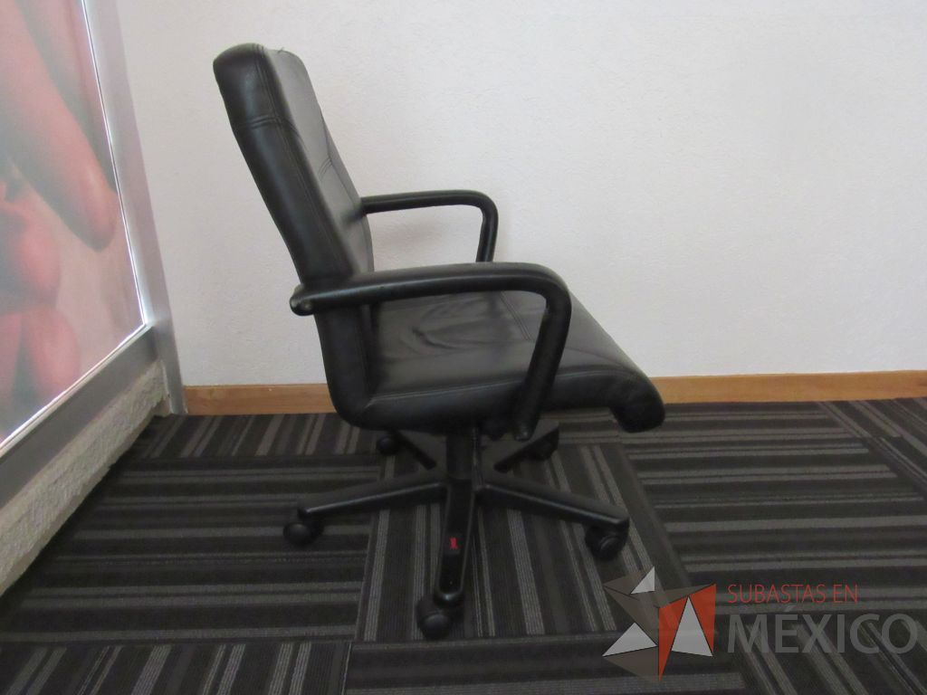 Lote 041 - 7 Sillas operativas con ruedas, descansabrazos, asiento y respaldo tipo piel color negro - Imagen 2