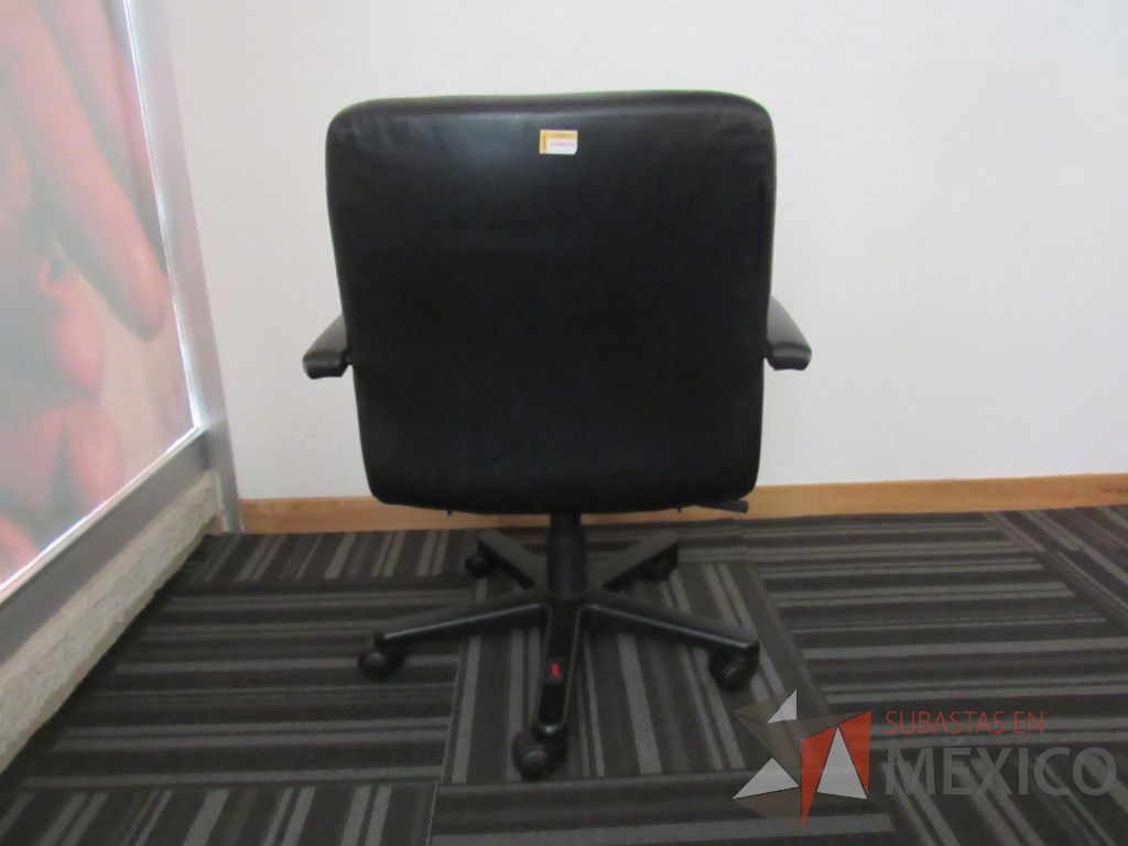 Lote 041 - 7 Sillas operativas con ruedas, descansabrazos, asiento y respaldo tipo piel color negro - Imagen 3