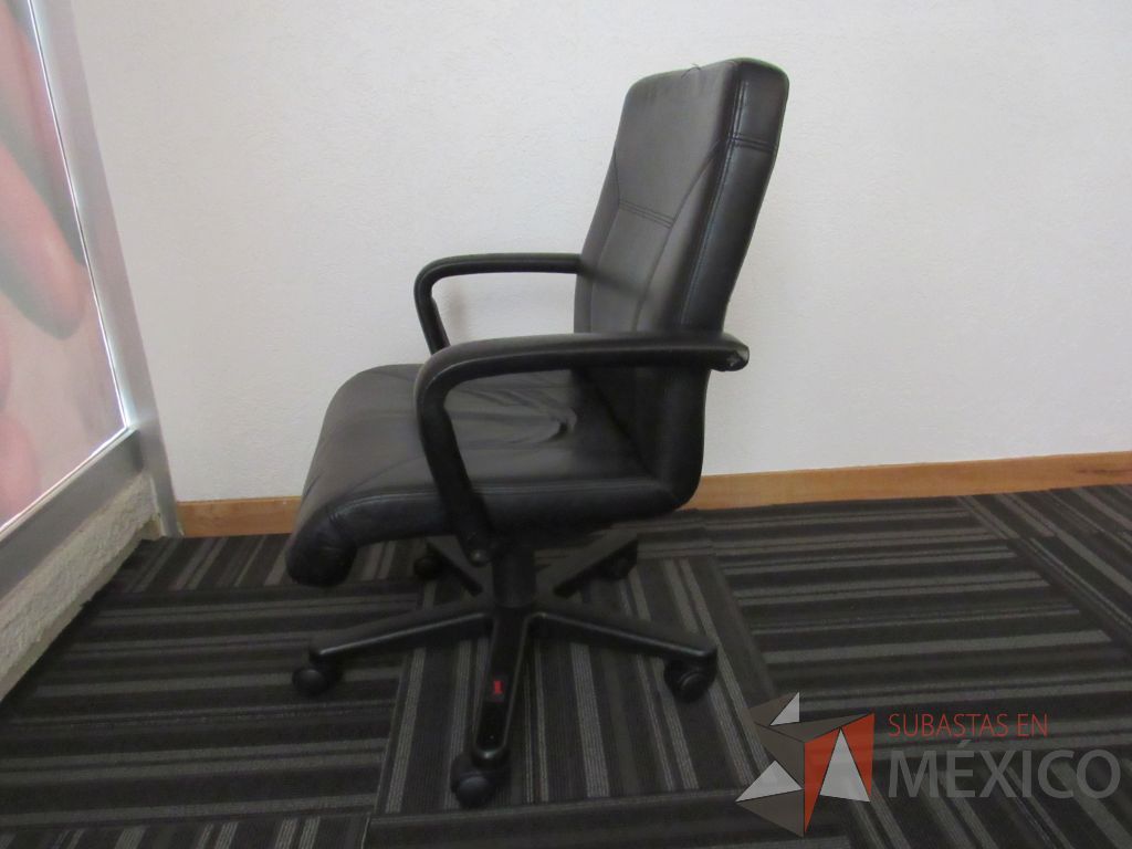 Lote 041 - 7 Sillas operativas con ruedas, descansabrazos, asiento y respaldo tipo piel color negro - Imagen 4