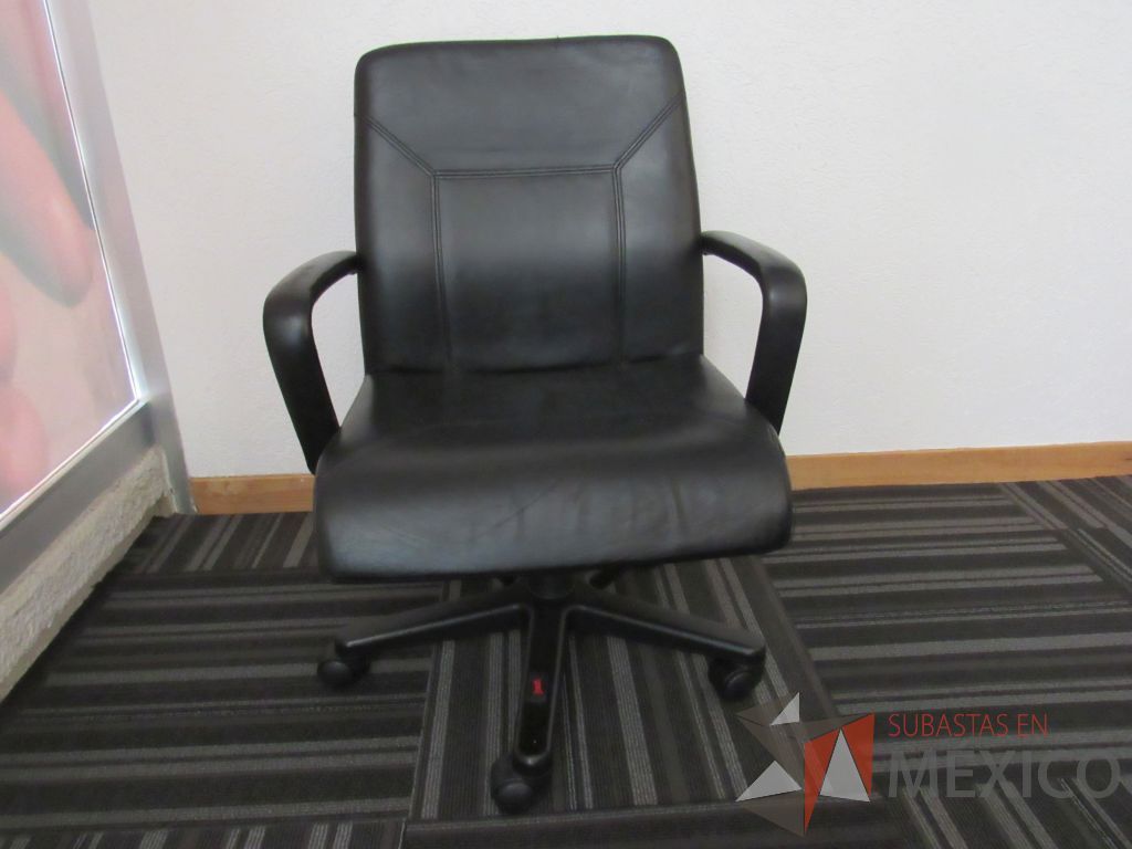Lote 050 - Silla operativa con ruedas, descansabrazos, asiento y respaldo tipo piel color negro - Imagen 8