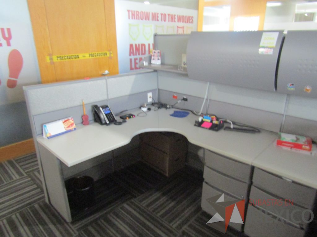 Lote 032 - Estación de trabajo para 20 personas con mampara alta con 20 gavetas - Imagen 14